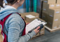 衣服の保管倉庫にて袋詰め等作業